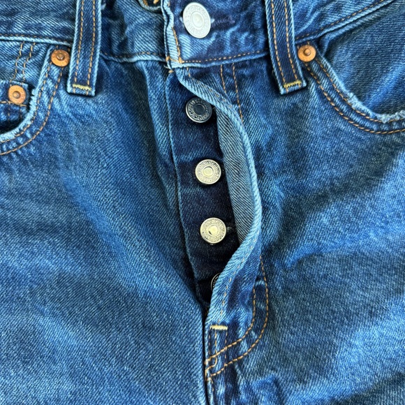 Levi’s Premium Ribcage Frayed Hem Denim Women’s Shorts 26 - Picture 6 of 8